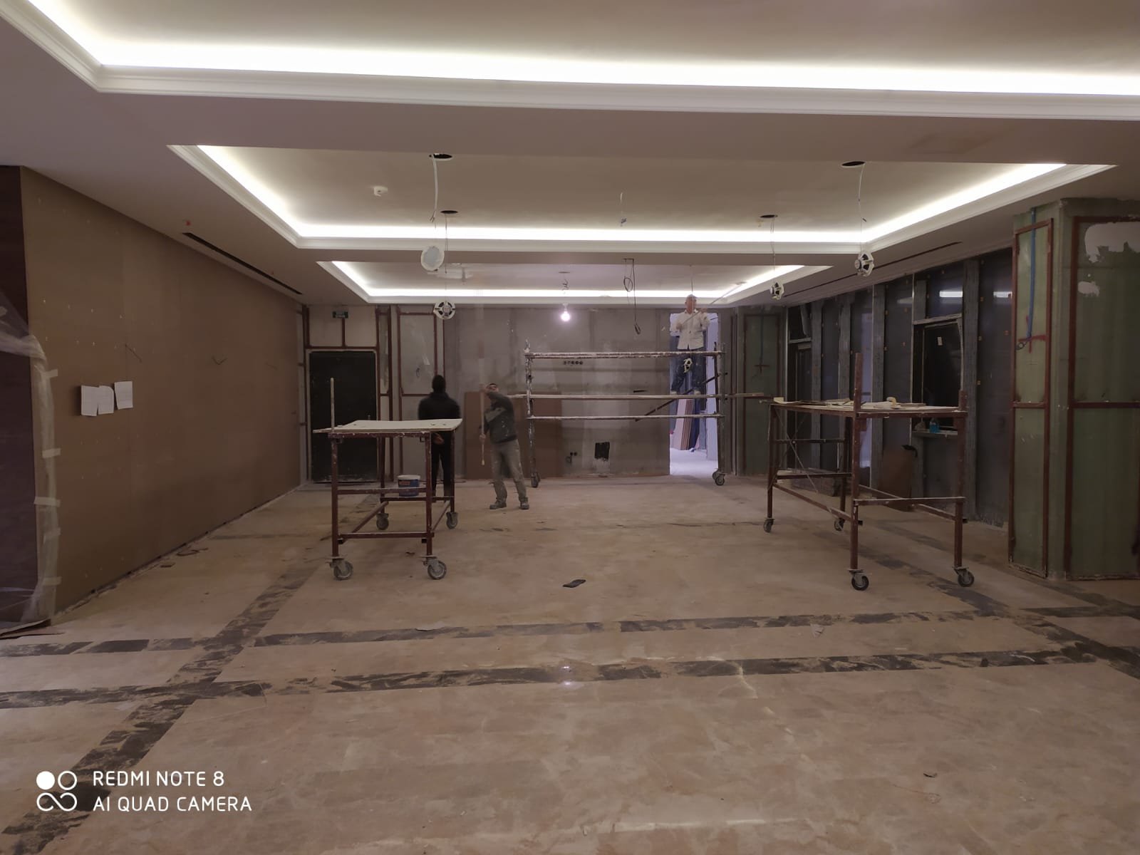 İnşaat İçi Geniş Salon ve Tavan